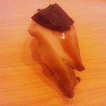 鮨 行天 - 鮑　肉厚の鮑に肝！　驚くほど柔らかかったです