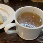 パスタ ピッコラ ドゥエ - 桜エビとキャベツのクリームソース（税込 1,100円）評価＝○：セットのスープ＝オニオンスープです