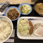 松屋 - ソーセージエッグ定食420円、ミニ牛皿