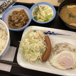 松屋 - ソーセージエッグ定食420円、ミニ牛皿