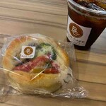 Burukafeishigakijima - 焼きカレーパン、アイスコーヒー
