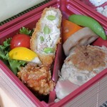 梅の花 - 豆腐ハンバーグと豆腐海老カツの二段弁当のおかず側