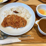 キッチンよい一日 - 『天元豚カツカレー+生卵』様(1390円+100円)※税抜。