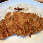 キッチンよい一日 - カツは思ったより厚みがありフォークから伝わる感じは、もう旨い！