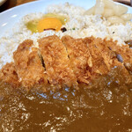 キッチンよい一日 - ライスに玉子ポケット作ってオンしたらカレーも前面に注ぎます。