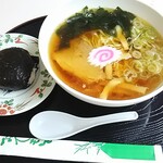辛酉会食堂 - 「醤油ラーメン」と「おにぎり(鮭)」着盆＼(^o^)／