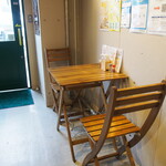 うどん屋 椀白 - 店内（テーブル席）