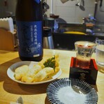 うどん屋 椀白 - とり天 ＆ 冷酒（白鷹 宮水の郷 無濾過生原酒）