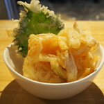 うどん屋 椀白 - 淡路島産たまねぎとエビのかき揚げ