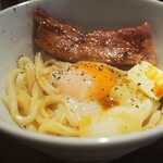 うどん屋 椀白 - 釜玉バター厚切りベーコン（醤油はお好みの量をかける）