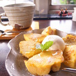 フレンチトーストベーグル バニラアイス添え (500円), コーヒー (H) (400円)