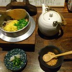 迦陵 - 五目釜飯 右の急須はお茶漬け用の出汁