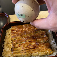 天然うなぎ しま村 - もこみちバリに山椒をふりかける罰当たりな私。