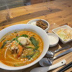 タイ料理 サワディーカー - トムヤムクンラーメンとミニガパオのランチセット