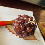 亀屋延永 - 中にはもち米？おはぎみたいなの。