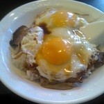 梁山泊 - 焼き豚卵飯５５０円並は玉子が２つ！スープも付いてくるぞ＾＾