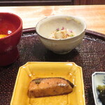 心根 - 塩鮭燻製　子芋胡麻和え　卵黄