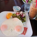 Nagahama Kohi - モーニングＡ、目玉焼きとアイスカフェラテ。