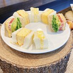 パンとピザとスープとサラダとおなかいっぱいカフェ by OHSHIMA - 並べられたサンドイッチ