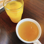 利兵衛カフェ - 私が取ったオレンジジュースとコンソメスープ
