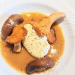 La Brianza - ジロール茸原木しいたけポーチドエッグ牛出汁ソースカンボジアの黒胡椒。茸の香りが立ち、牛出汁ソースの旨みにポーチドエッグからめてまろやか、黒胡椒がシャープなアクセントで。絶妙なバランスが素晴らしい〜