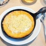 La Brianza - ひよこ豆のマスカルポーネバター焼きファリナータ。小さな鉄フライパンフツフツ熱々で登場☆ 小さいながら食べ応え抜群！ 縁や底のところはカリッともちっとしていて、真ん中はトロトロで。いい塩梅お酒すすみそう