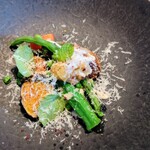 La Brianza - 夏野菜のサラダ豆乳のソース。この頃はお料理にヴィーガンの素材が取り入れられたりしていて、こちらの豆乳のソースもその流れ。チーズや生クリームよりさっぱりした印象こちらもいい感じですね。まろやか軽やか〜