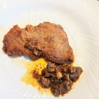 La Brianza - サカエヤランプコトレッタカレーソース。クミンなどスパイスの効いたカレー、これまでいただいたことのあった欧風とは違ったタイプですね。ソースが別添えになっていて、お肉そのものの味わいも堪能でき嬉しい♡