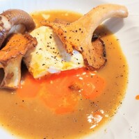 La Brianza - ポーチドエッグを割って絡めていただきます。田中農園の健康玉子黄身色濃くおいしいの〜 牛出汁ソースの旨みが茸の旨みと相まって美味しかったわぁ(^○^)