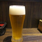 Hananona - 生ビール（中￥605）。上の棚には、焼酎の四合瓶がずらりと並ぶ