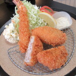 とんかつ なかお - 嫁さんの･･･ミックスフライ定食。