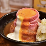 ローストビーフ大野 - 黒毛和牛のローストビーフ丼定食@税込1,760円：黄身を崩して。