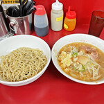 ラーメン二郎 - 「少なめラーメン」¥770と「シークヮーサーつけ麺」¥150
