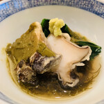 魚菜料理 縄屋 - 2. 【先付】
      鮑の蕎麦粉揚げ、ツルムラサキ、岩モズク、鮑の肝ソース、山葵のせ