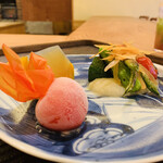 魚菜料理 縄屋 - 4. 【八寸？】
      冷凍ミニトマト、南瓜の煮凝り
      焼きミニトマト、インゲン、新玉葱のピューレ、カラスミのせ