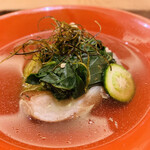 魚菜料理 縄屋 - 6. 【椀】
      アカハタ、水茄子、モロヘイヤ、加茂茄子の皮の素揚げと柚子のせ