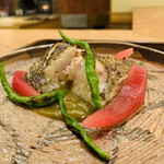 魚菜料理 縄屋 - 8. 【鉢肴2】
      黒ムツ、野酵酢（野菜の発酵ソース）、パプリカ？、紐唐辛子