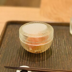 魚菜料理 縄屋 - 9. 【箸洗】
      桃のお浸し、鰹節のせ