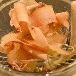 魚菜料理 縄屋 - 9. 【箸洗】
      桃のお浸し、鰹節のせ