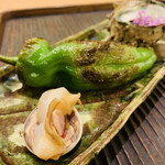魚菜料理 縄屋 - 10.【合肴】
      万願寺のヤドカリ仕立て（サザエ詰め）、トマトのソース、サザエの口？の造り