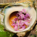 魚菜料理 縄屋 - 10.【合肴】
      万願寺のヤドカリ仕立て（サザエ詰め）、トマトのソース、サザエの口？の造り