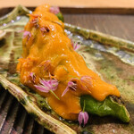 魚菜料理 縄屋 - 10.【合肴】
      万願寺のヤドカリ仕立て（サザエ詰め）、トマトのソース、サザエの口？の造り