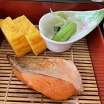 むつみ荘 - 朝食の焼魚、卵焼き、おひたし