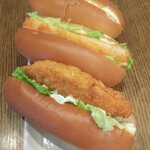 ハローズ ベーカリーコーナー 山手店 - えびたまドッグ(税抜)125円、まるごと白身フライドッグ(税抜)98円、たまごサラダドッグ(税抜)98円 ※角度を変えて(2021.07.26)