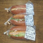 ハローズ ベーカリーコーナー 山手店 - えびたまドッグ(税抜)125円、まるごと白身フライドッグ(税抜)98円、たまごサラダドッグ(税抜)98円　※開封前(2021.07.26)