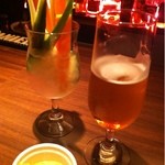 トリッキーズ - 野菜スティックとビール