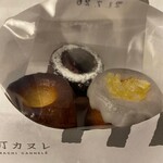 立町カヌレ+ - 左がプレーン、奥がブルーベリー、右がシトロン。