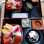 福寿司 - ランチ生ちらし　手前が大盛で１２００円　奥が普通盛で１０００円