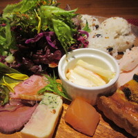 LA PAIX - 鶏ハム、サーモンマリネ、テリーヌ、ハムなど盛りだくさん