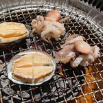 Korean Dining テジテジ - 韓国・東南アジア産 海鮮焼き盛りの一部を焼き焼き